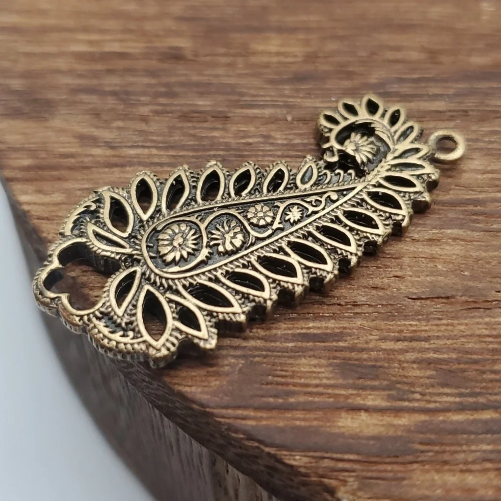 Indian bride‎ leaf pendant